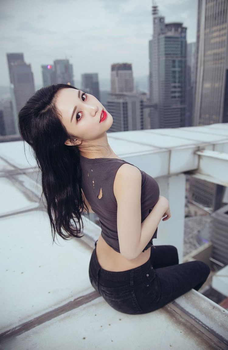 紧身裤有着一万种姿态，穿出优美身形，美的不想眨眼