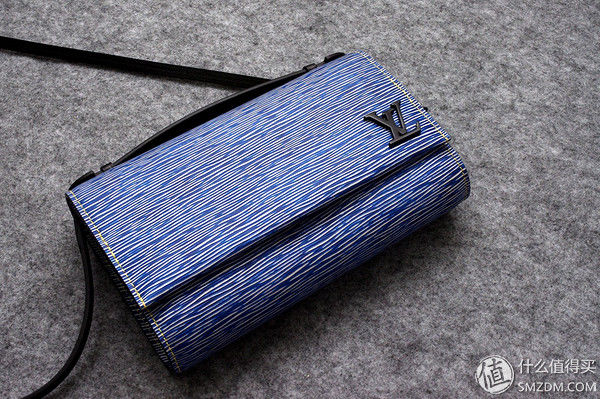 坡县入手，据说是断货配色的LV Clry手袋