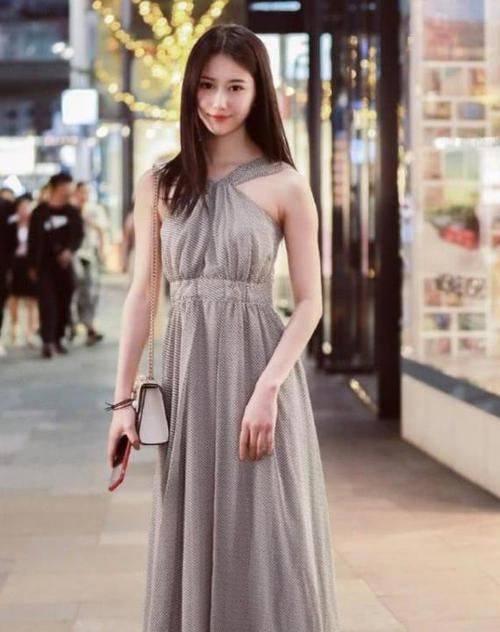  风采：街拍：软玉温香的美女，一件灰色的连衣裙，时尚女神风采迷人