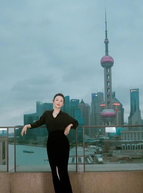 『 儿子』无论穿啥都略显疲态，只跟儿子一块时显少女，51岁陈红身材发福