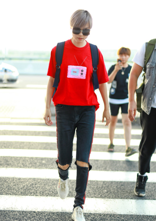 李宇春的裤子看得人强迫症都犯了,剪到只剩5公分,好想帮她缝上