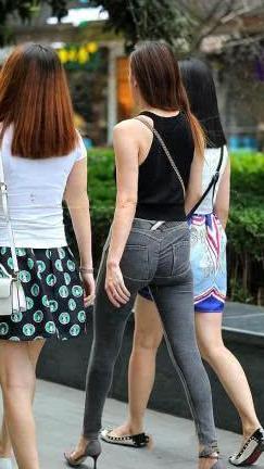 牛仔裤穿起来不挑年龄，无论是年轻的姑娘还是辣妈都非常适合穿搭