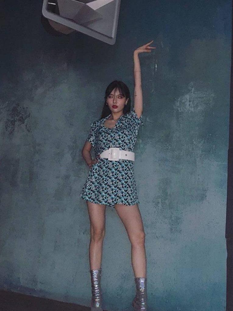 162cm金泫雅与163cm吴映洁, 穿同一条碎花裙, 搭连袜靴更显腿长!