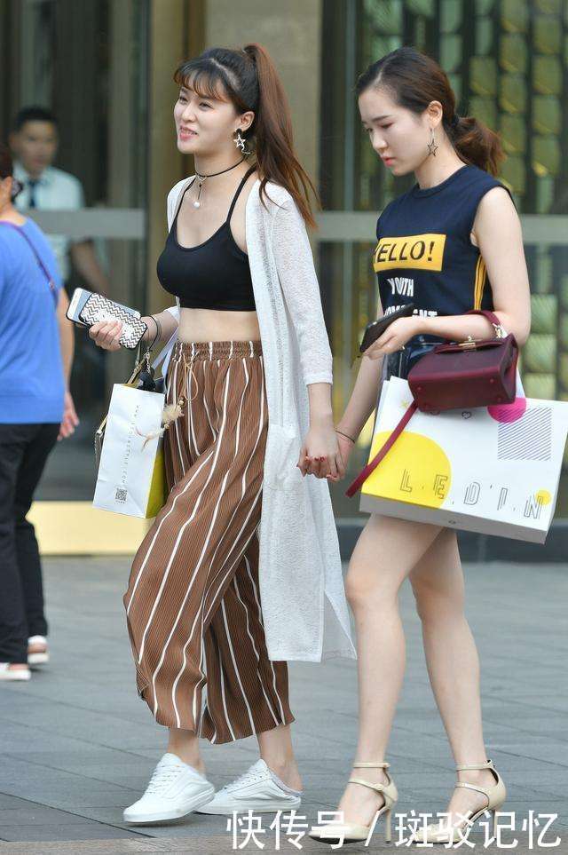 街拍：小姐姐好漂亮！露脐短T恤配浅色紧身牛仔裤，随性又自然