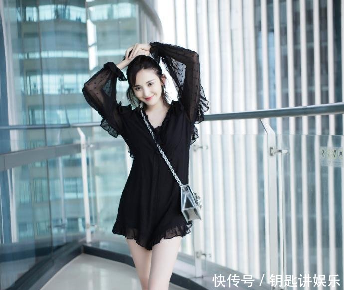 古力娜扎穿皮裙现身, 紧到坐着都不方便, 可镜头移到脚时我沉默了