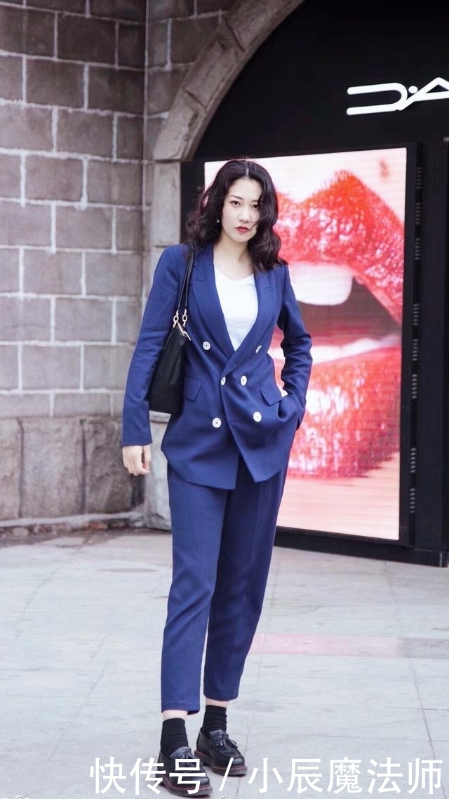 『小姐姐』路人街拍,帅气的牛仔服搭配浅蓝色瑜伽裤,打造出美丽的线条感