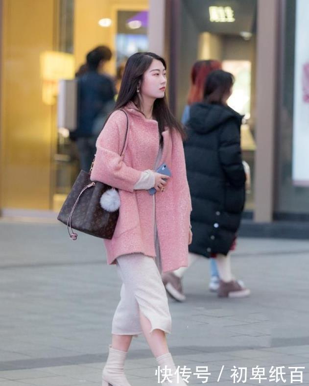  『美女』美女街拍：小姐姐穿上打底裤，身材曼妙，时尚又亮眼！