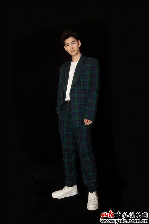 陈叶生亮相时尚盛典 解锁双重风格少年感十足