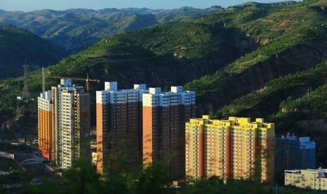 广西正在酝酿建设百亿高铁，线路方案有三条，沿途经过你家乡吗？