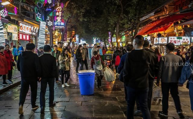 游客心中最坑的回民街：日均游客常超10万，街道却依旧一干二净