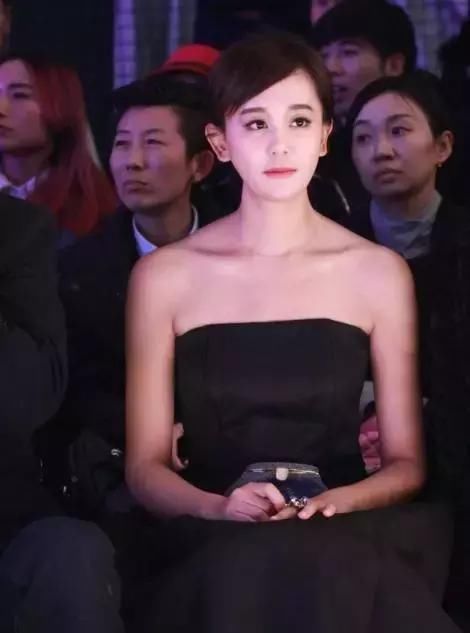 当杨幂与徐璐同穿黑色抹胸裙，网友：终于知道清新和油腻的差距了