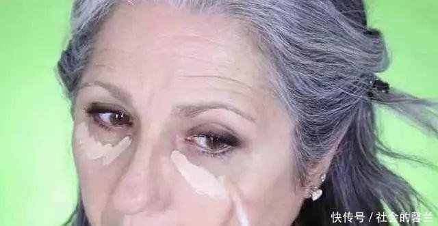 六旬老太被老伴儿嫌弃长得丑, 化妆之后老伴反而觉得配不上她!