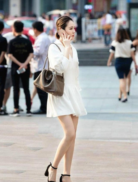  气质|街拍：气质唯美的小姐姐，时尚的穿搭简单大方，展现温文尔雅的气质