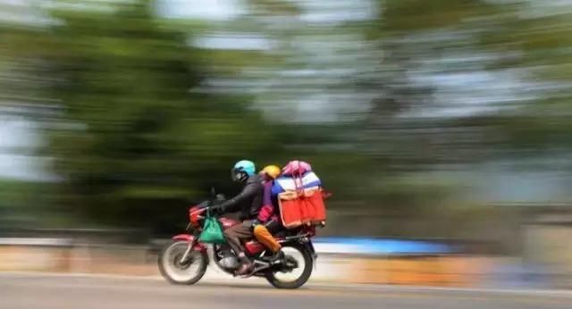  [网民]春节的摩托车回乡，今年的摩托车大军有些不同。 网民:很