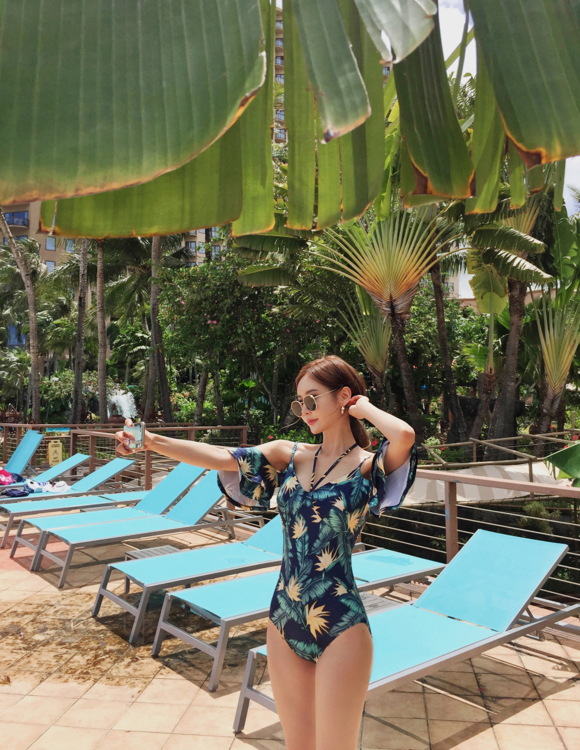 女神孙允珠，枯藤蓝叶梦幻夏威夷绑带泳装