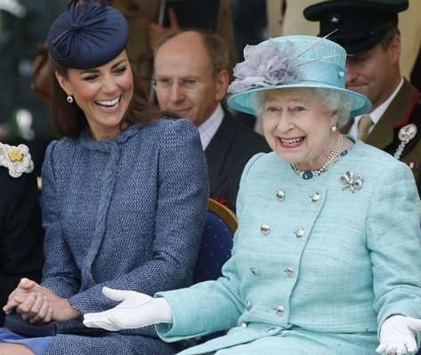 伊丽莎白女王与凯特王妃的关系真像表面那么亲密吗？王室水太深！