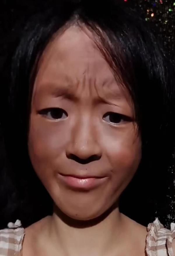 00后少女秀逆天化妆术，妆前黑如包青天，妆后白的发亮