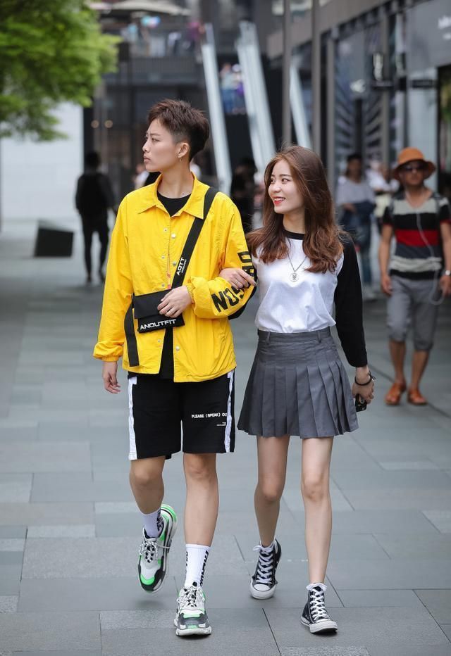 美女街拍：独特美丽白嫩脸蛋，身材无可挑剔！