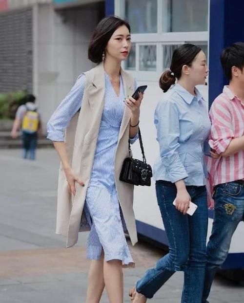  #优雅#美女时尚街拍：清新优雅的小姐姐，一件格子背心配黑色长裙，时尚美丽大方