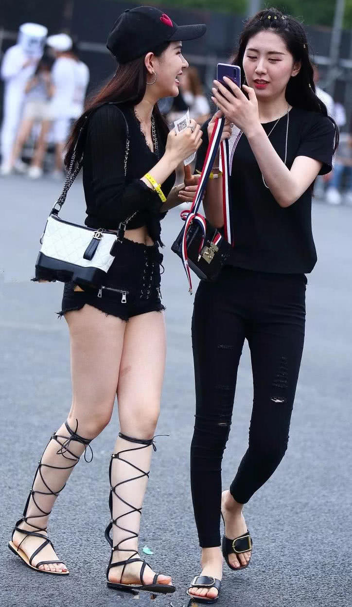 两个小姐姐一起出街，一个紧身裤一个短裤，闺蜜沦落到给她拍照的