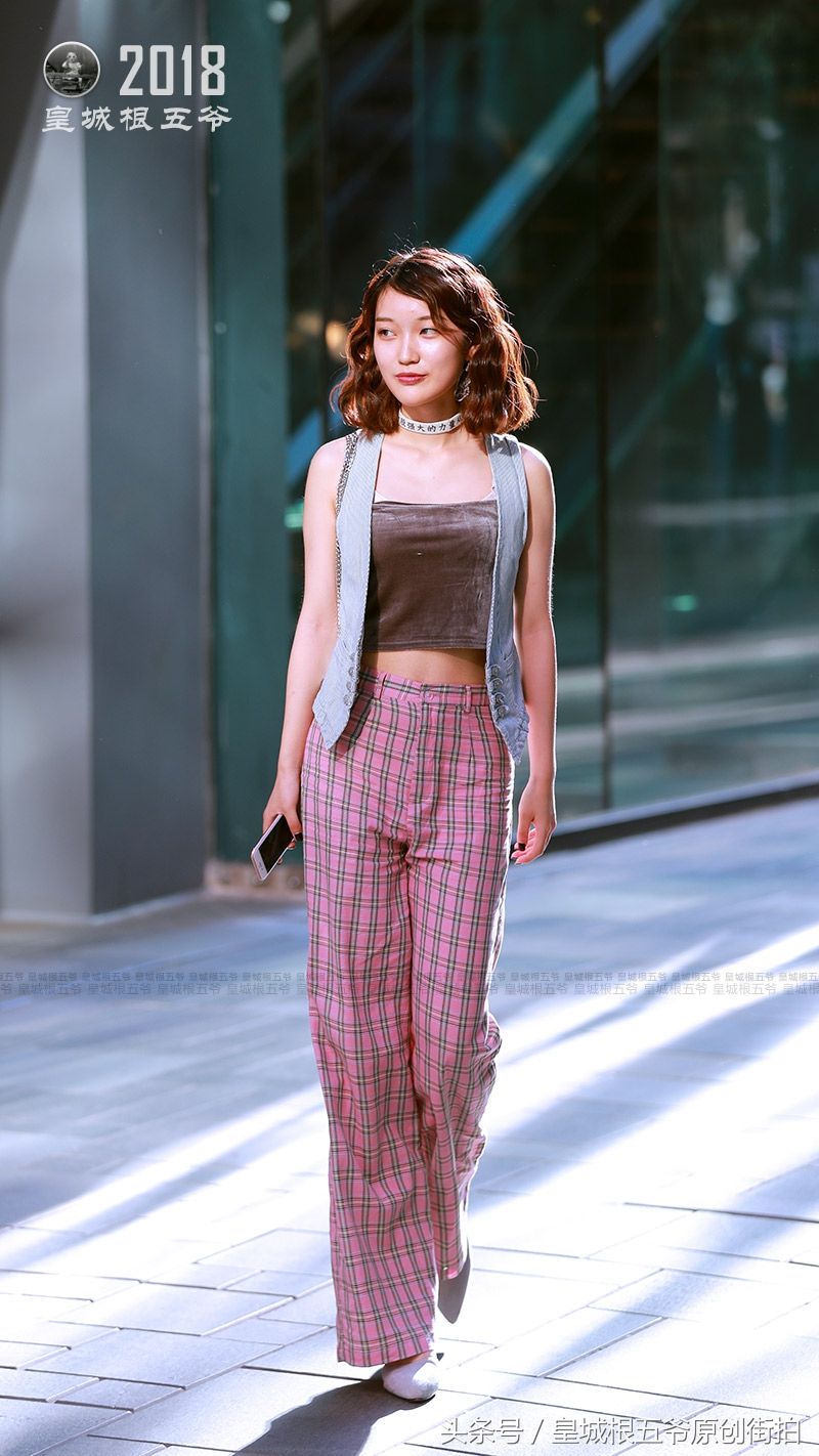 街拍:衣服与鞋子的搭配技巧，在炎热的夏季十分受女性喜欢