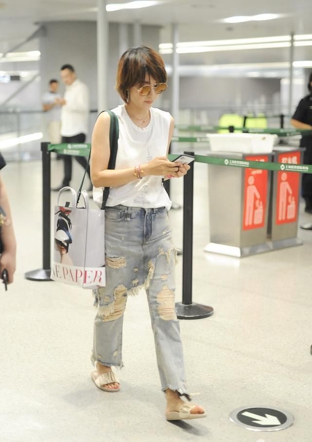 马伊琍之前穿破洞裤很显年轻，这次失手了，穿的跟蔡依林一样矮了