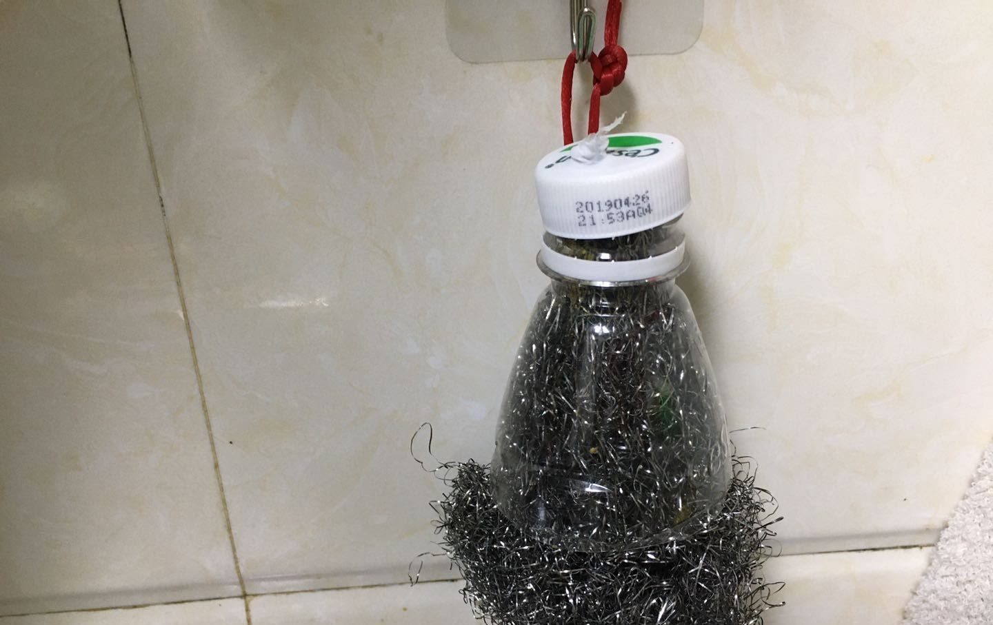  「解决」把钢丝球塞进塑料瓶里，太厉害了，解决了很多家庭主妇的一大难题