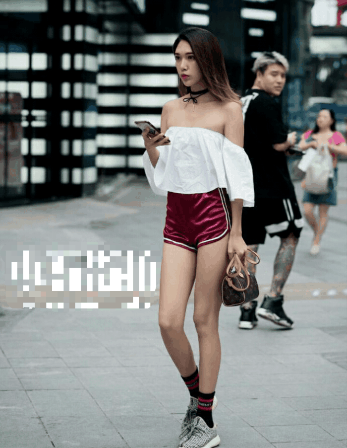 街拍: 紧身衣凸显傲人身材, 图四小姐姐是男人的初恋