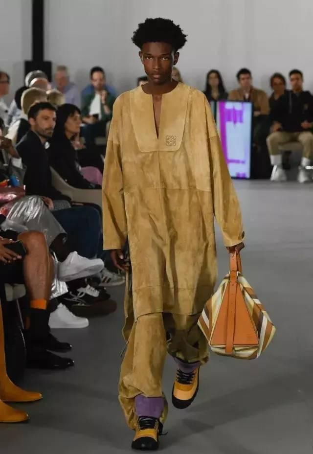  『新装』LOEWE是如何做到＂独树一帜“的？来看看它的20春夏新装!