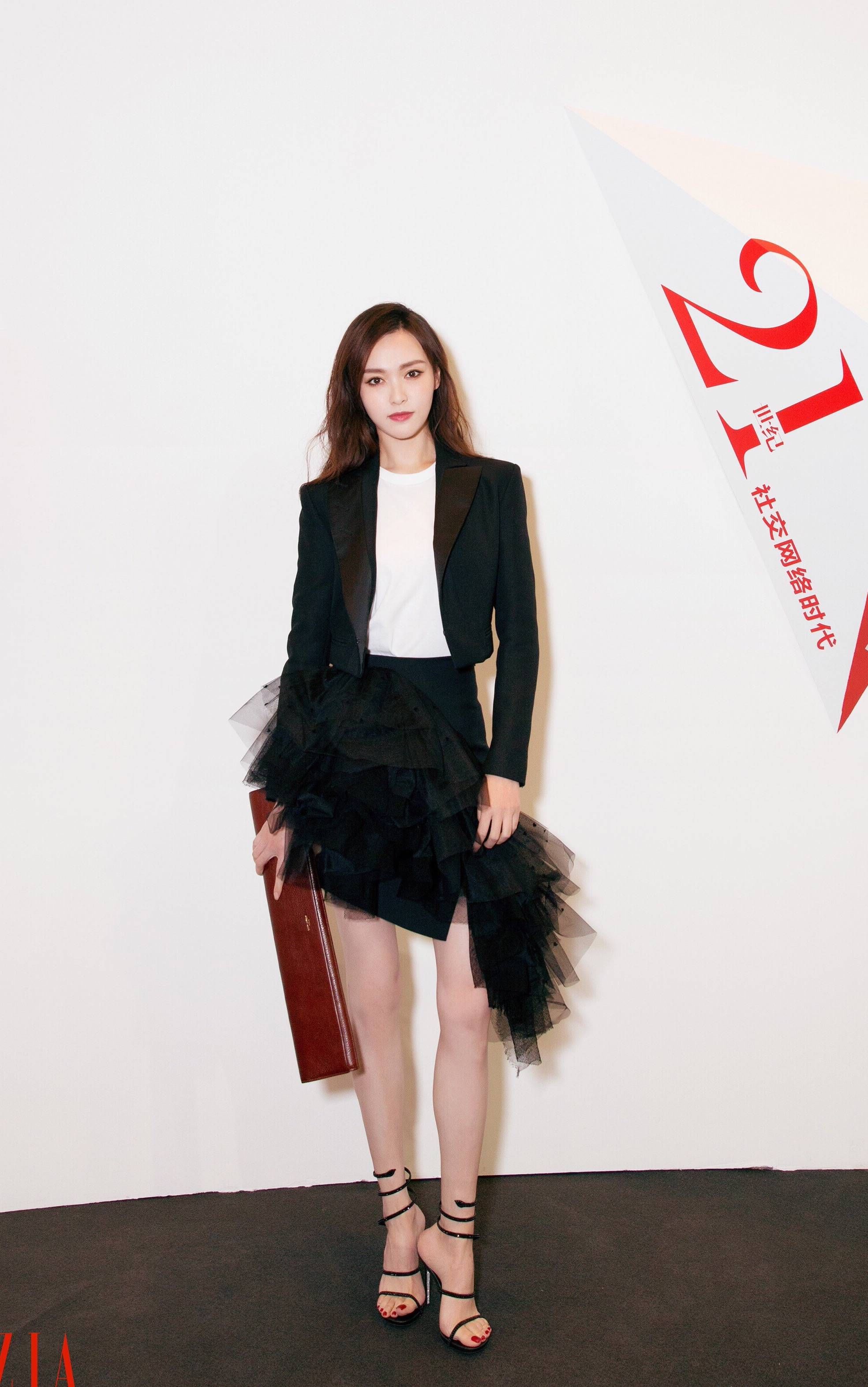 唐嫣穿高跟鞋出席活动，这足弓太美了