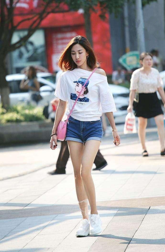 小美女黑色上衣搭配紧身牛仔裤，美丽中带着点狂野的性感!