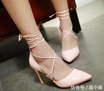 精美的高跟鞋是提升整体着装的性感法宝，走起路来更显优雅