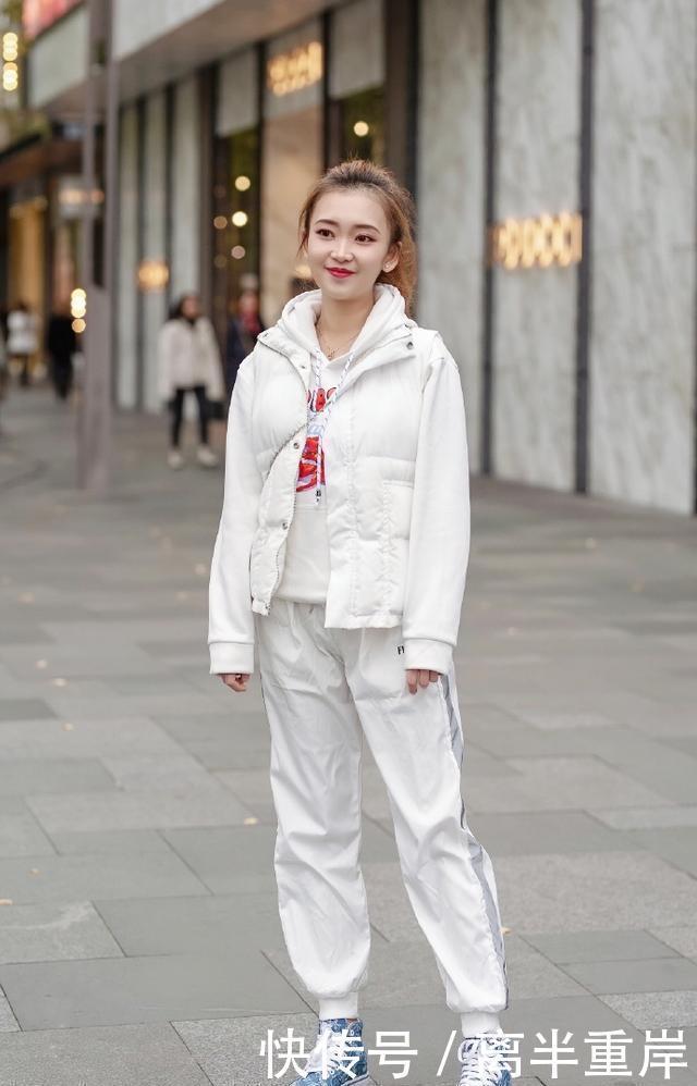  『少女』街拍粉色吊带搭配白色短裤的小姐姐，少女范十足