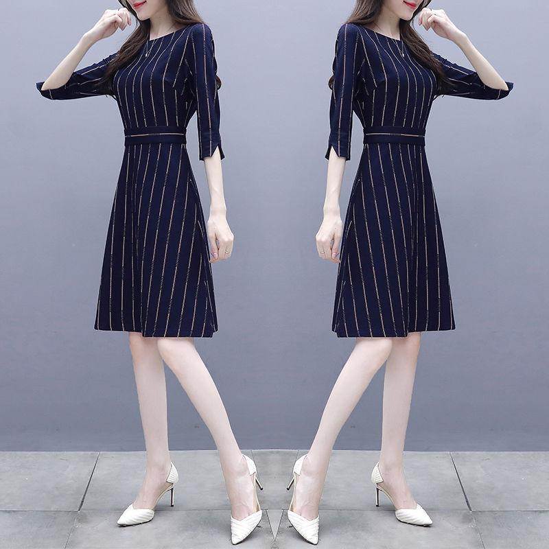 你才30多而已，别穿着像50岁!赫本裙+高跟鞋，美嫩10岁