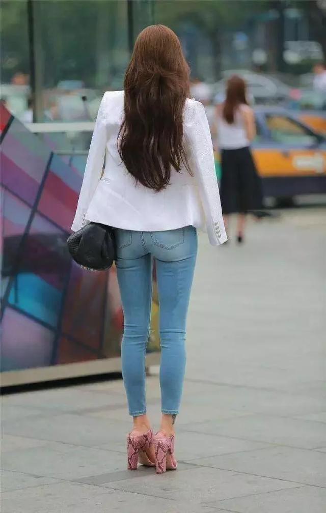 墨绿色露挤抹胸抢眼出镜 六色搭配让你洋气十足