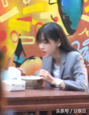 Baby与邓伦街头拍戏 嘟嘴吃面条呆萌认真 经历假吃造谣后都认真吃