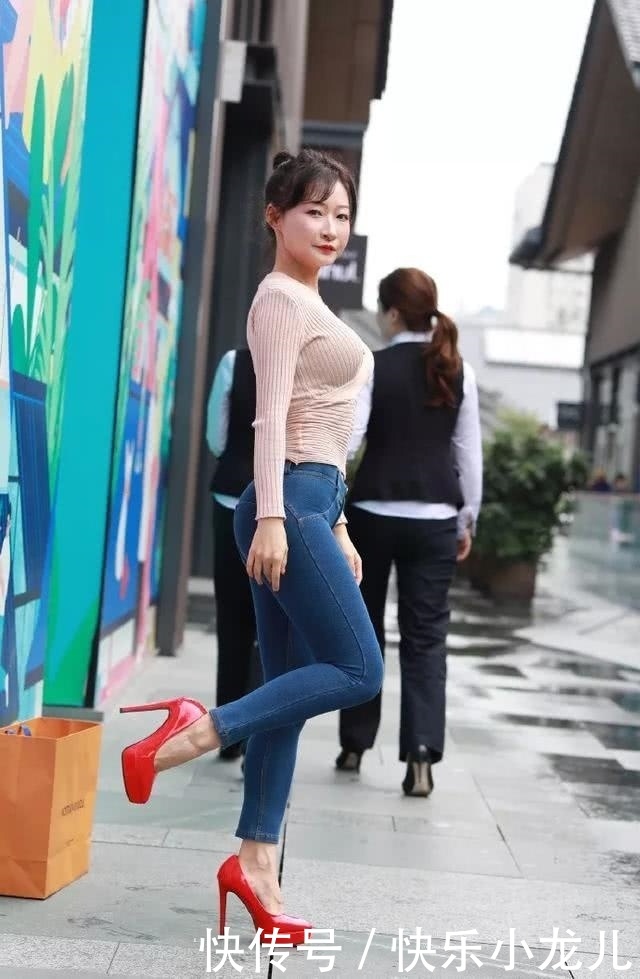 「穿着」街拍:美女搭配红色的针织衫,非常有质感,个性十足!
