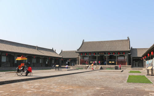 县衙隔壁的四合院，曾供衙役值班休息，如今是一座古色古香的客栈