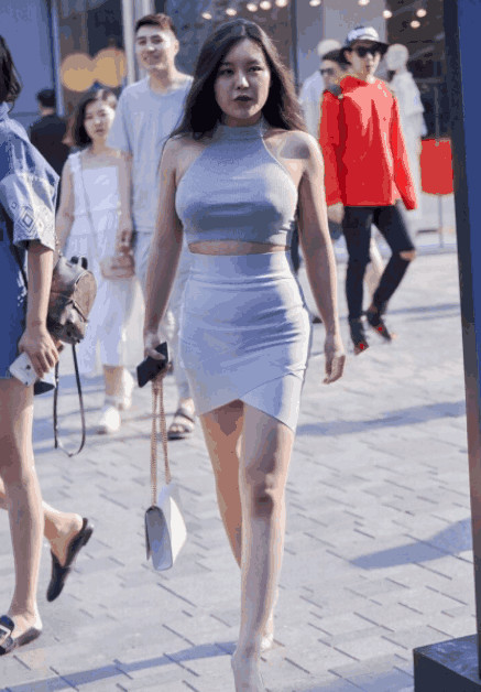 街拍：第一位是“老司机”最喜欢的类型，第二位穿得也太“紧身”