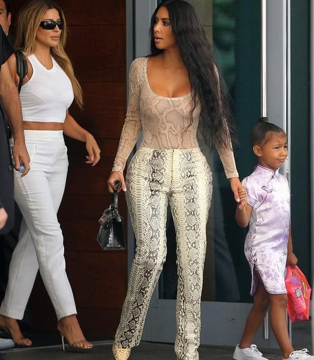 金卡戴珊在迈阿密度假，“蛇皮”套装引人注目，女儿喜欢中国风