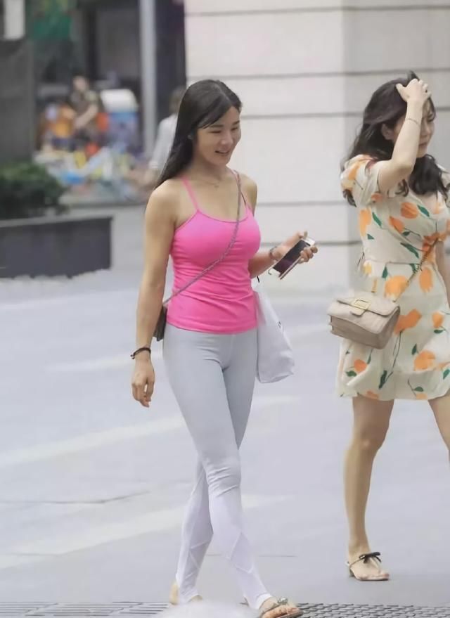 比颜值更重要的是身材！唯有凹凸好身材才能穿出打底裤的美！