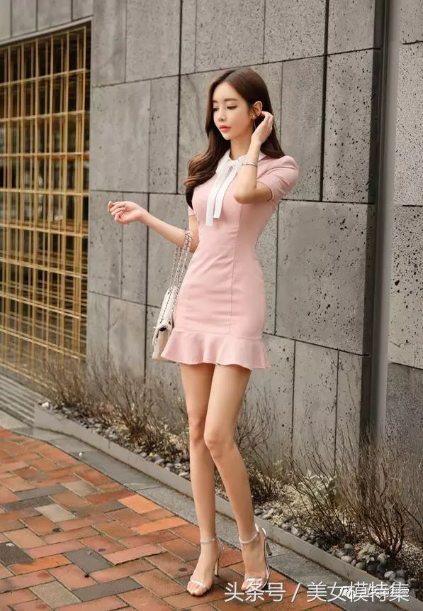 女神孙允珠，清新小美腿粉嫩少女系连衣裙