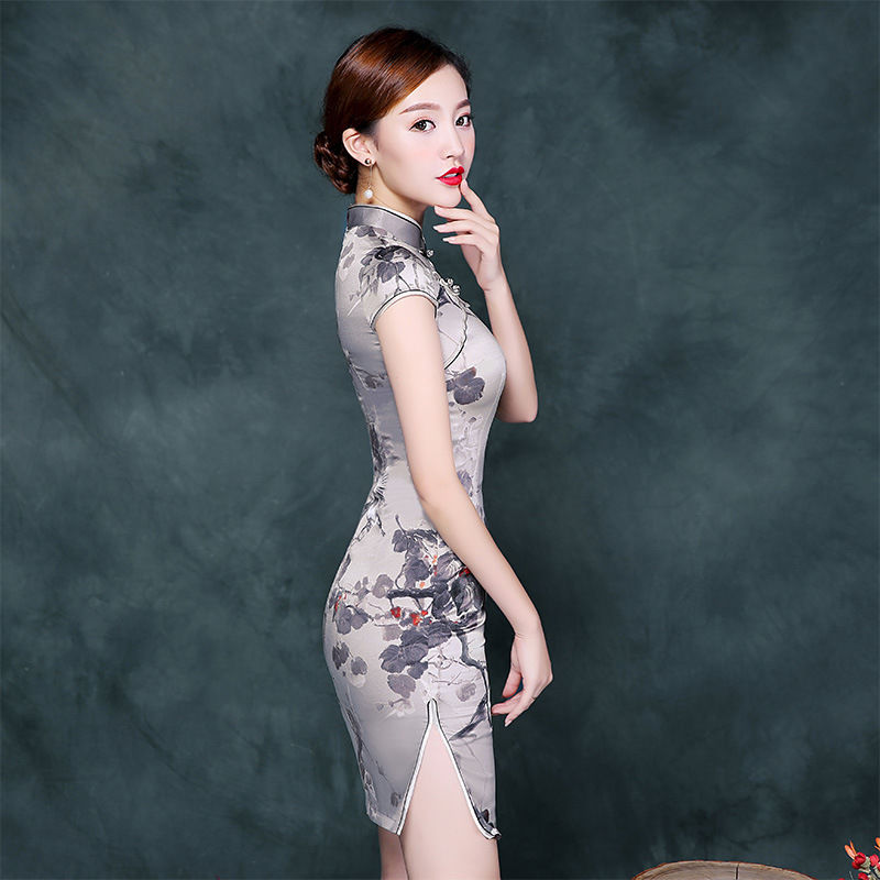 说真的!我就从来没见过这么好看的旗袍，尽显姣好火爆身材