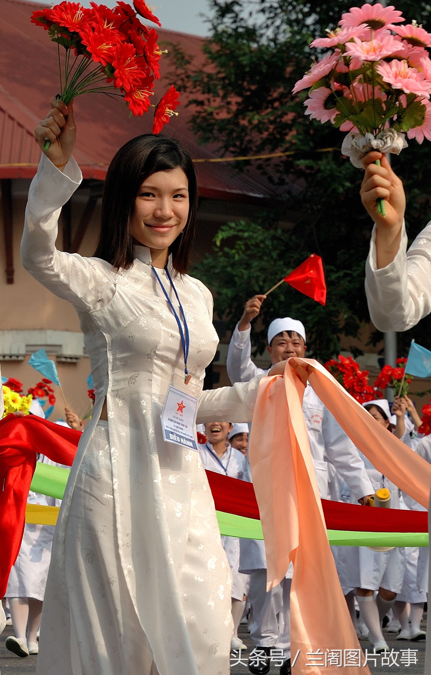 越南“奥黛”的起源和中国旗袍有关，你觉得奥黛漂亮吗?