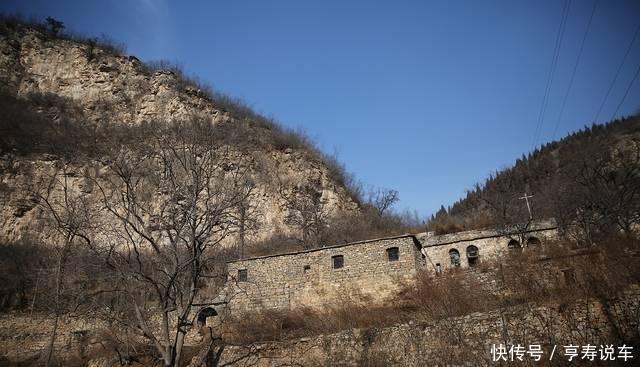 “悬崖”上废弃的窑洞村： 全村娶妻难, 50年间仅娶进一个媳妇儿