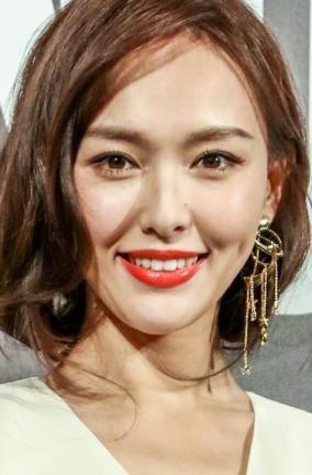 唐嫣现身某活动,只是换了个发型就变时尚了,网友:你才是时尚一