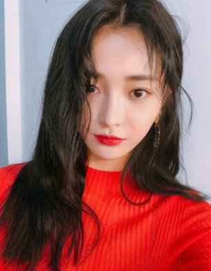 同是98年，周洁琼脖子粗到上热搜，拍照不敢露，孟美岐却美成仙女