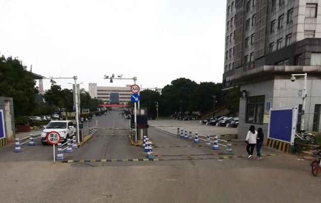  『学生通过』武汉城市最特别的地下通道:只对学生开放，里面建有商店，其背后的原因非常周到