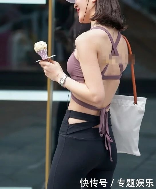 气质小姐姐黑色紧身裤穿出双腿修长，健身的女人很有看头