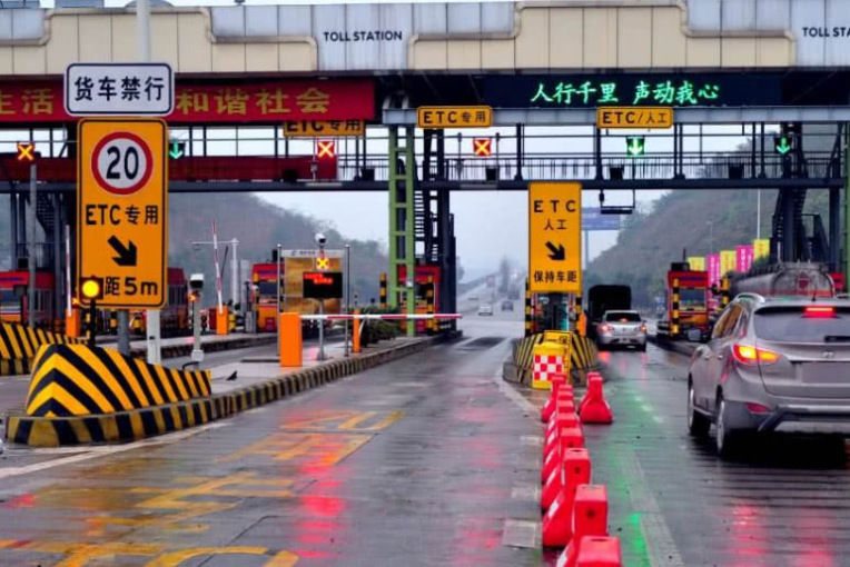 交警提醒：明年起，如未安装ETC，将不能享受节假日高速政策